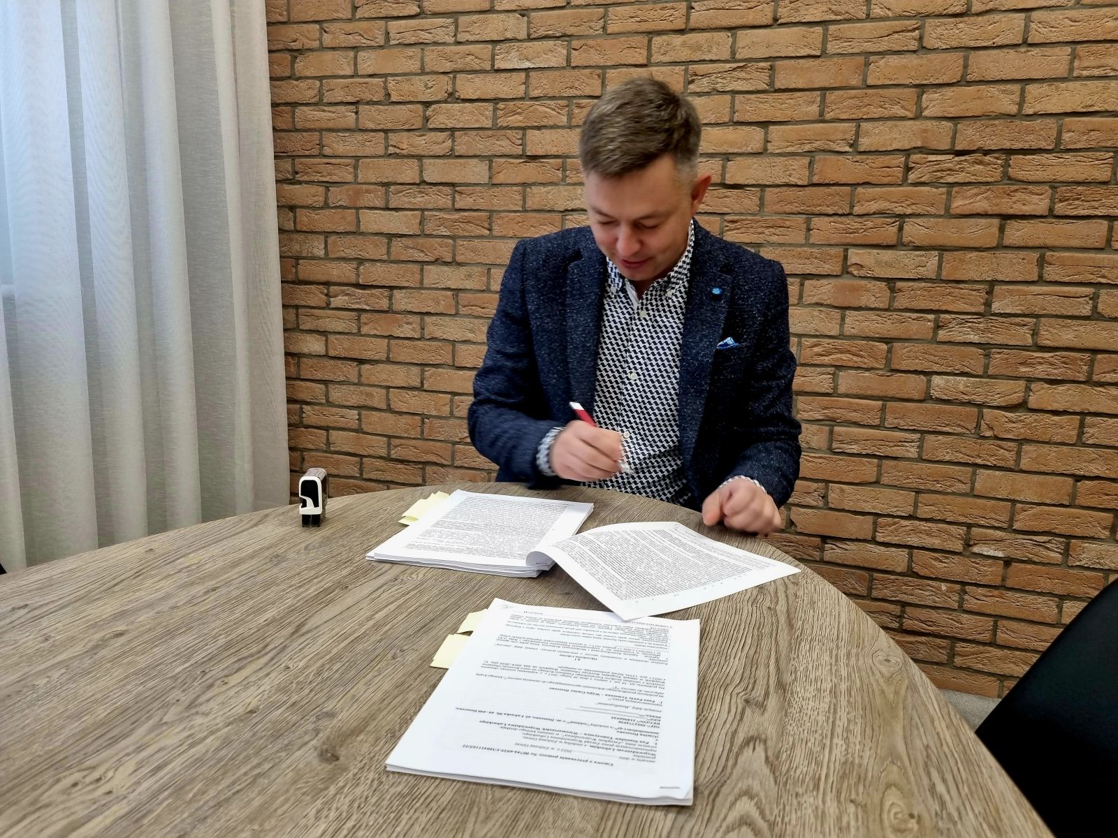 podpisanie umowy na plac zabaw w Białobłociu 