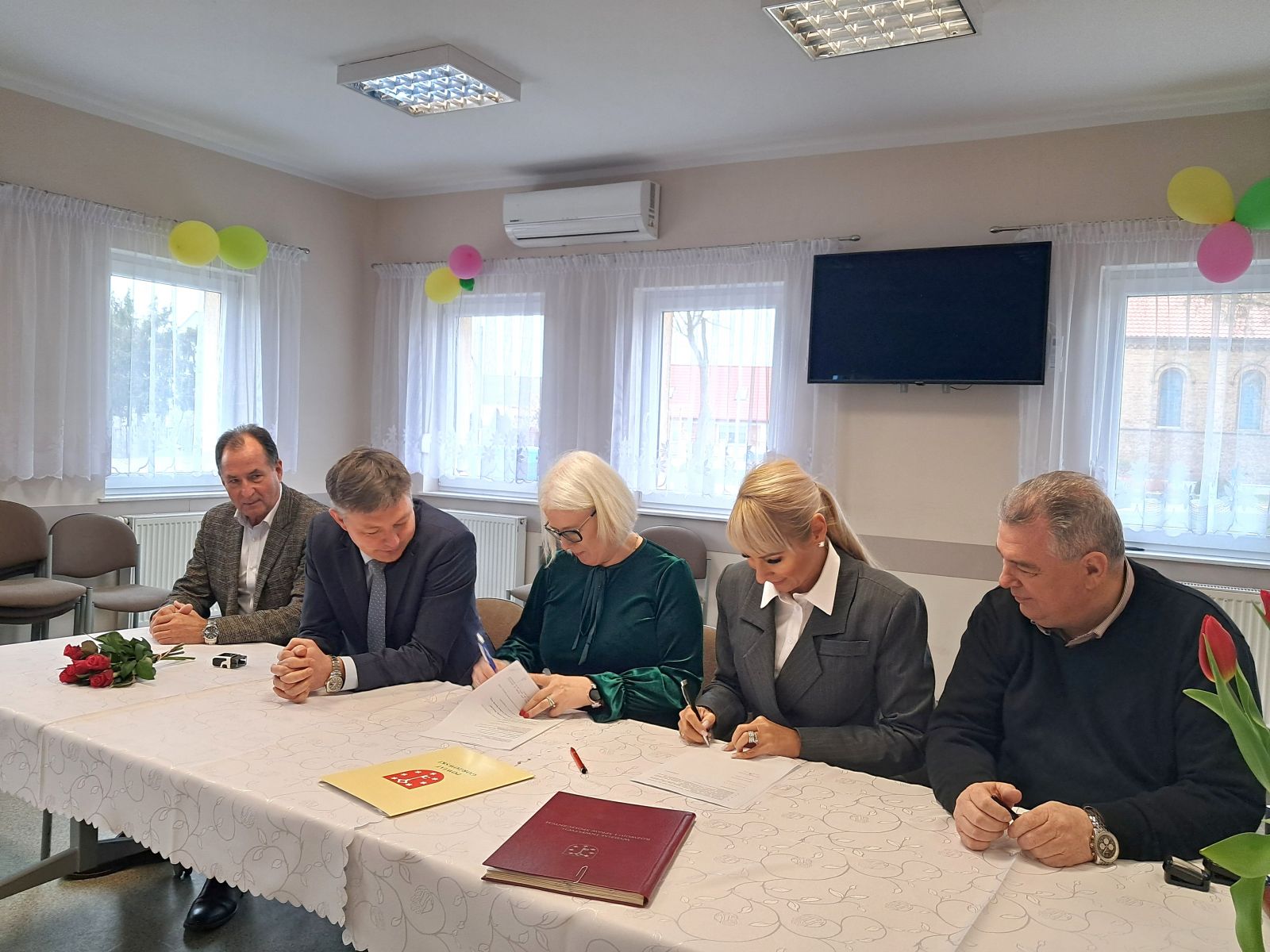 podpisanie umowy "betonówka" dzierżów-krasowiec-płonica