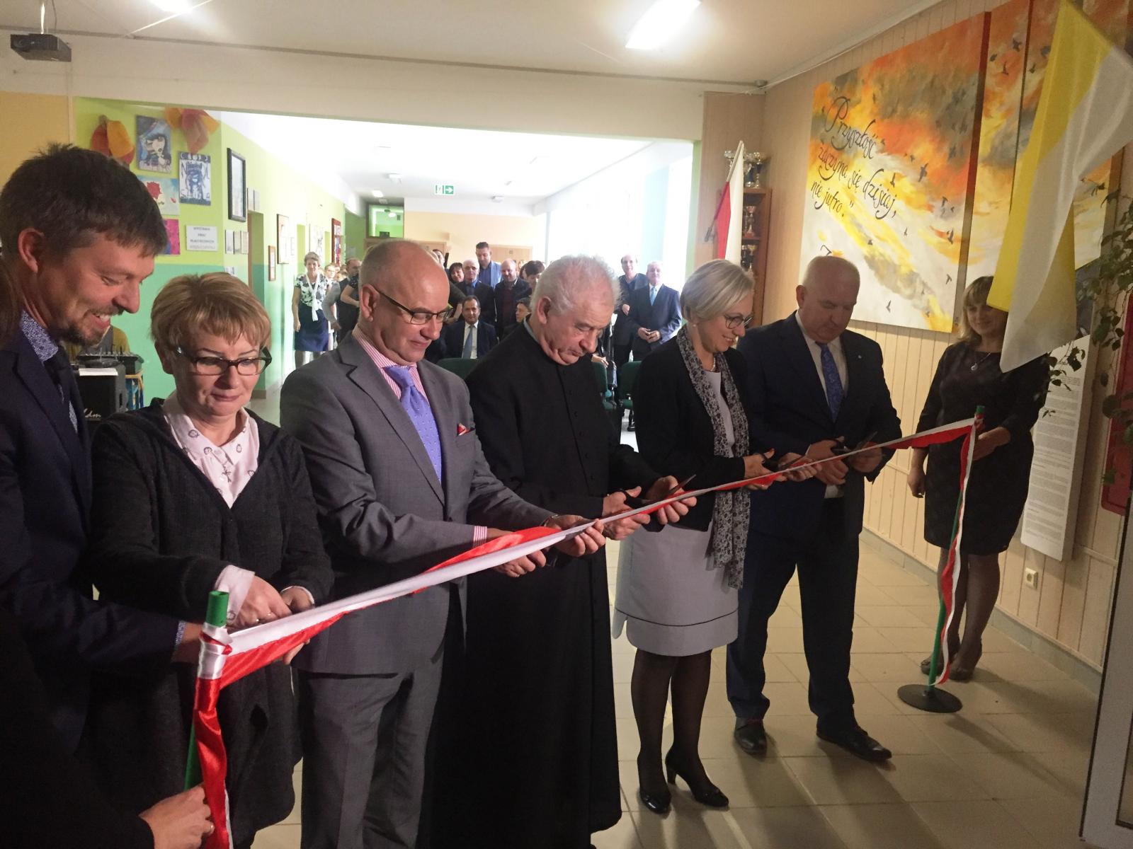 otwarcie zmodernizowanej szkoły w Ciecierzycach