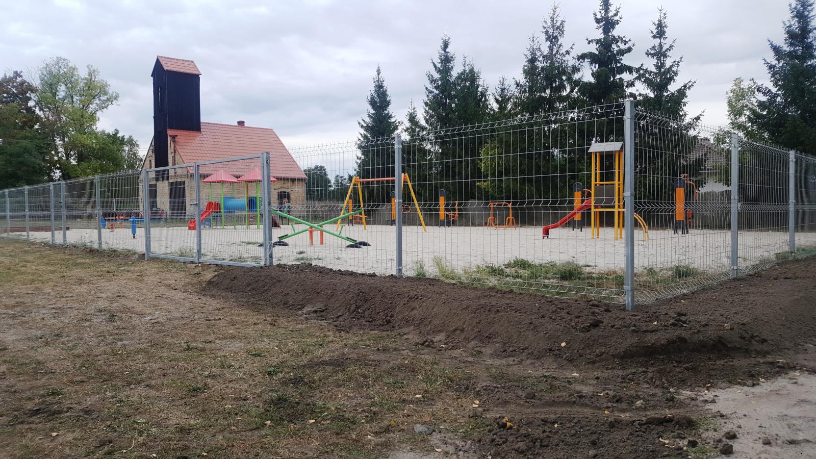 nowe ogrodzenie na placu zabaw w Gliniku
