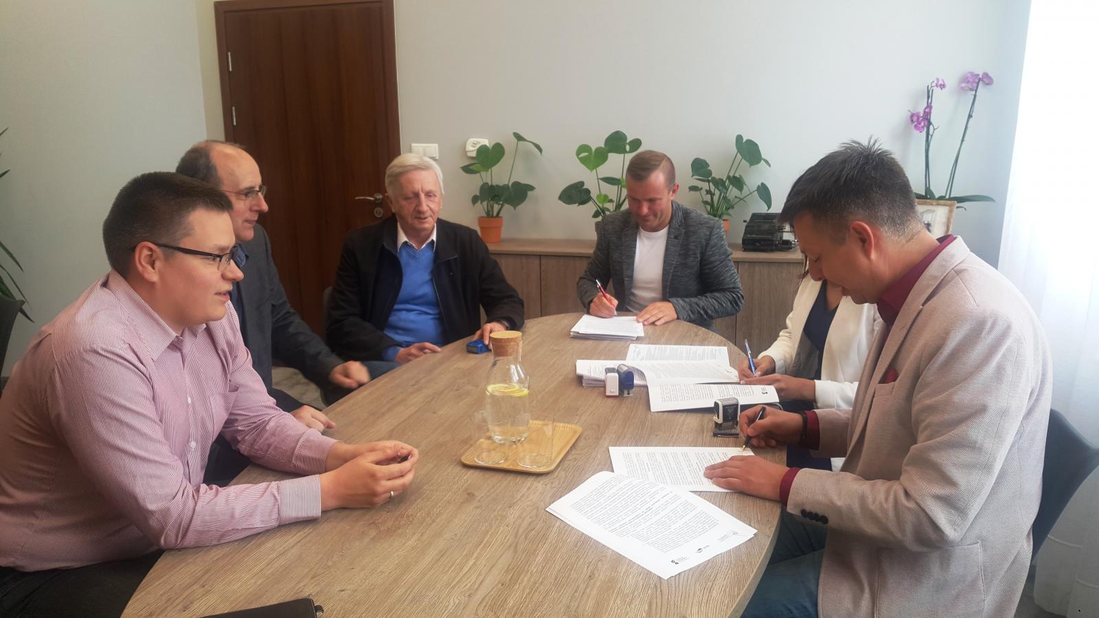 podpisanie umowy na termomodernizację świetlicy wiejskiej w Osiedlu Poznańskim