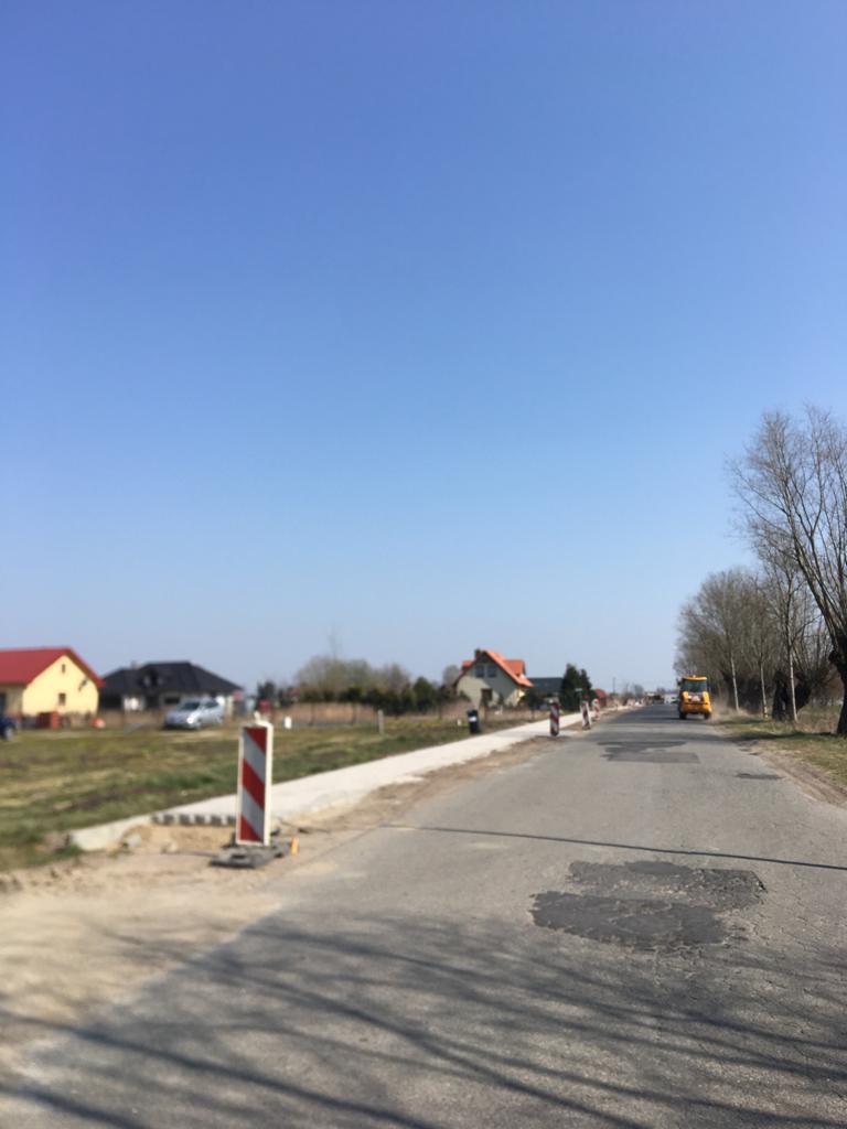 prace związane z budową chodnika w Maszewie