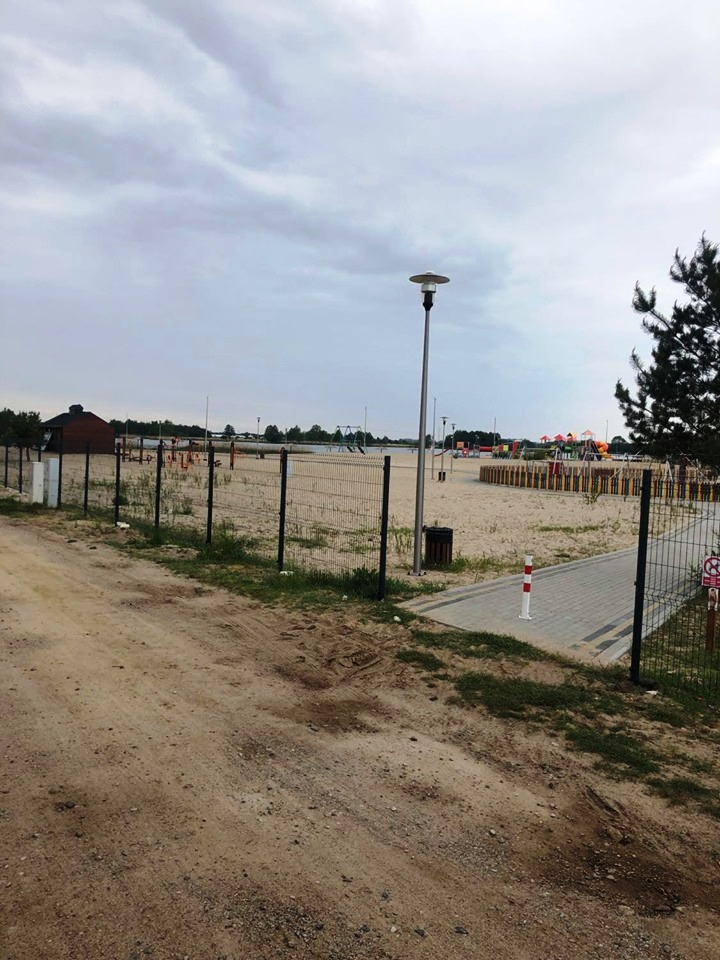 ogrodzenie plaży w Karninie