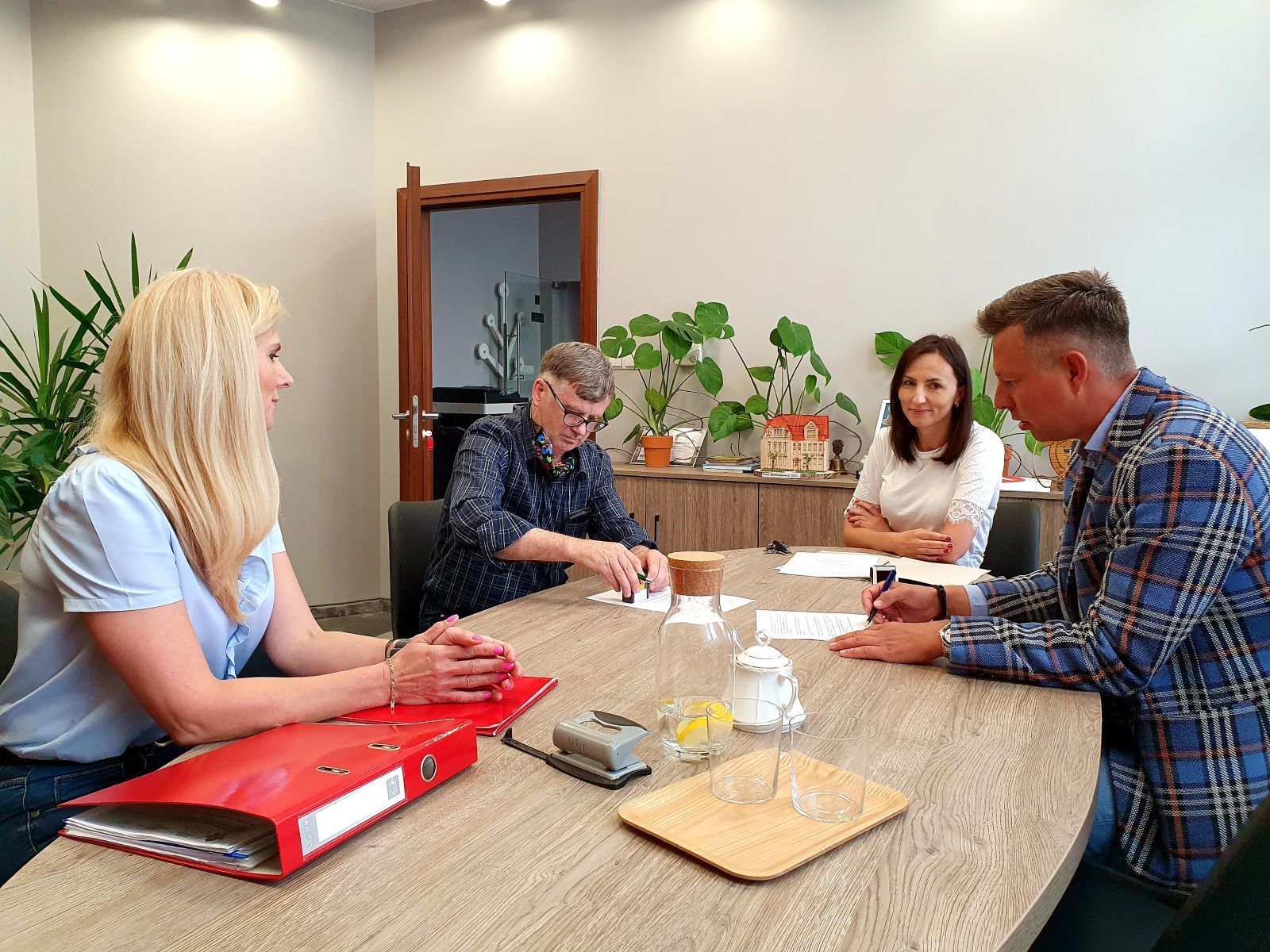 podpisanie umowy na dotację celową - zakup samochodu dla OSP Krasowiec