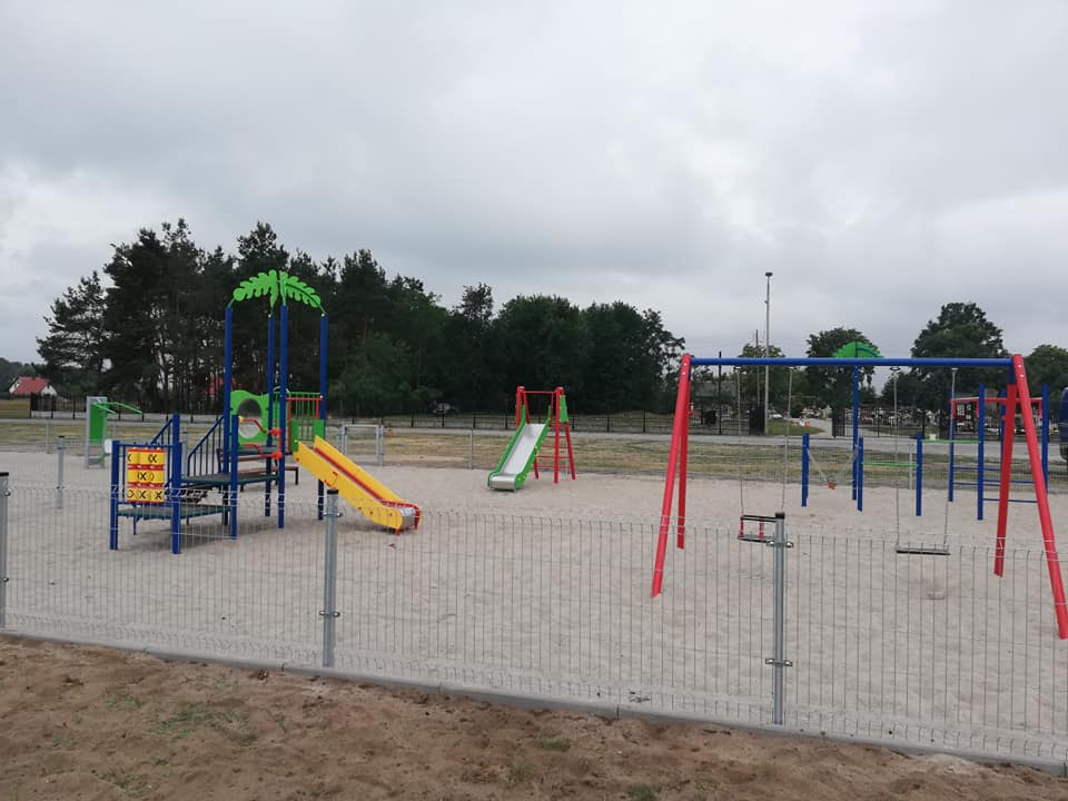plac zabaw w Dzierżowie